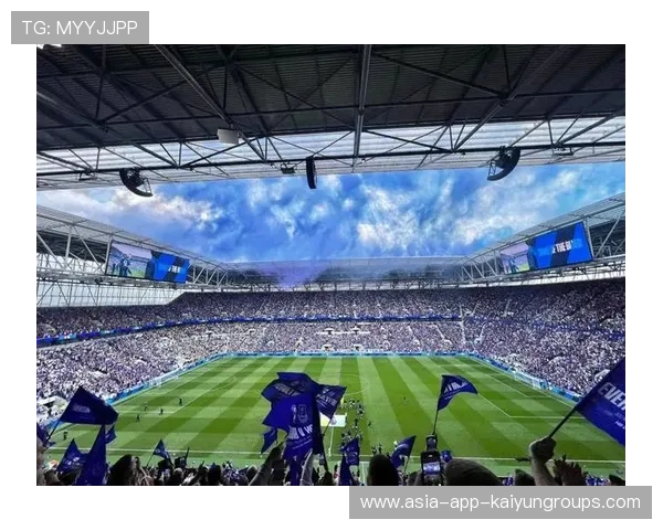 球迷回归主场氛围炸裂，点燃足球狂欢的火焰