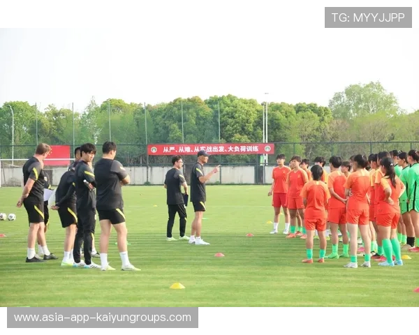 国家队在赛后对年轻球员的表现给予积极评价，足球青少年国家队队员