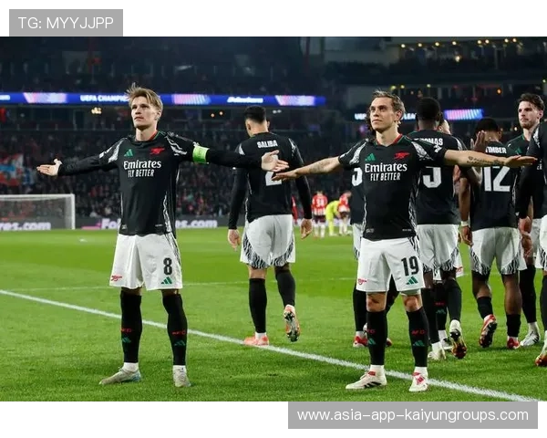 球队在欧冠淘汰赛中维持高强度竞争力获认可，欧冠淘汰赛中立场地