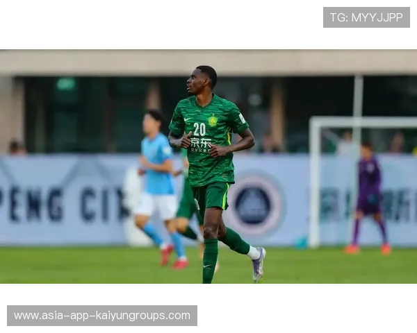 北京国安恩科洛洛拉边传中，后点包抄顶偏